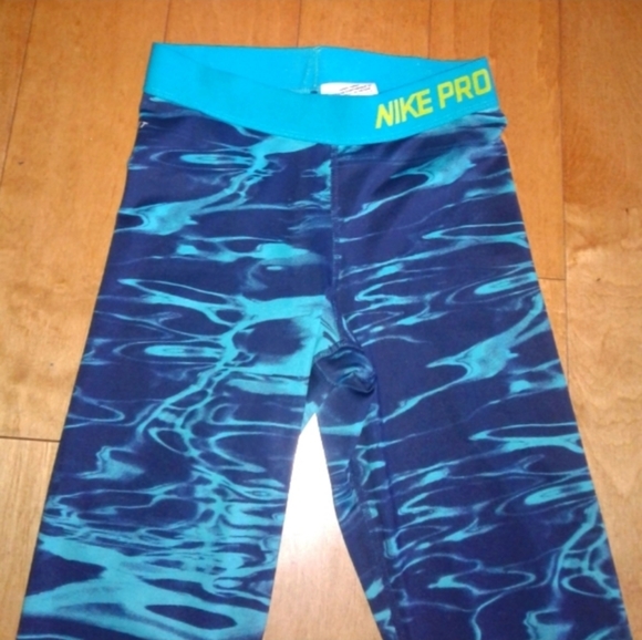 Nike Pro Dri-Fit Training Athletic Capri Leggings pants Size XS yoga 698667-451 - Picture 2 of 5